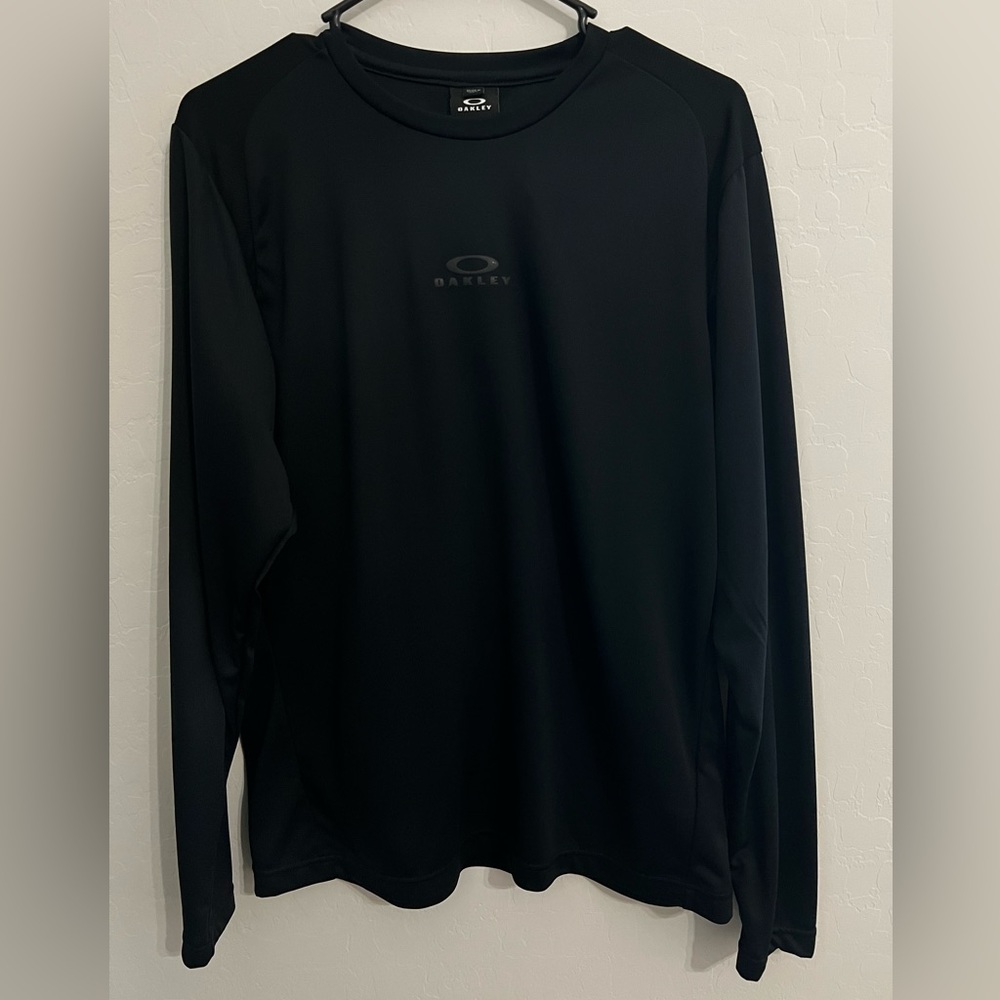 Oakley - Medium - Performance Long Sleeve Shirt